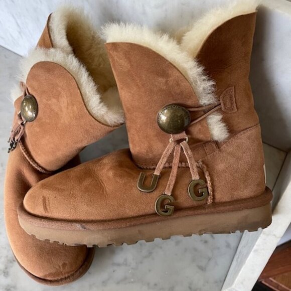 UGG Bailey Button UGG Charm Chestnut Brown Sheepskin Boots Size 6 - Picture 1 of 16